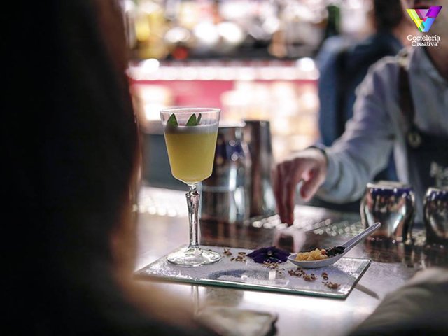 "Hay cocktails que cuentan historias". #StregaSour by <a href="/raimondopalomba/">Raimondo Palomba</a> está elaborado con Strega, Chartreuse amarillo, limón, guanábana y clara de huevo. La receta completa aquí: bit.ly/2cjFvKv <a href="/loungeatelier/">atelier lounge</a>