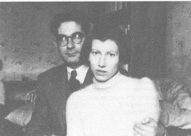 Natalia Ginzburg fue una intelectual, escritora y política italiana. Léxico familiar es quizás su título más conocido, una novela autobiográfica fundamental donde con prosa precisa, cuenta la vida de su familia judía y antifascista. 
mujeresbacanas.tumblr.com/post/174400412…