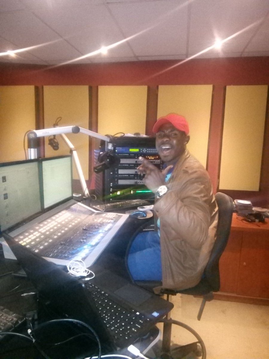 NevigatorK's tweet photo. #DRIVER101 @MALFM101

With #Vazaya #Nevigator #Khundhula 

topic
xana hi xihi xibukwani (Textbook) leyi a wuyi rhandza wa hari xikweni na swona a wu xi rhandza u ri ka grade mani? eg mina mahegu nwananga mibya ya nyekanyeka..😂😂😂 https://t.co/6yZP5zdFuS