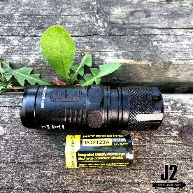 J2ledflashlight's tweet image. Power in Your Pocket
This little devil is only 2.95″ long! BUT…don’t let the size fool you, because its output is an astounding 900 lumens when set to Turbo mode. This is undoubtedly the brightest light, in the smallest form factor I’ve ever seen!