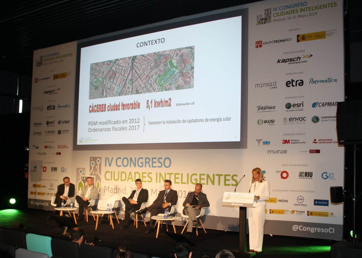 CongresoCI's tweet photo. Elena Nevado alcaldesa @Ayto_Caceres acude a @LaNaveMadrid con el visor del potencial solar fotovoltaico de Cáceres ejemplo de aplicación #IoT para mejorar la #EficienciaEnergética de las ciudades y optimizar los #ServiciosPúblicos #CongresoCI4 @CongresoCI https://t.co/eVb6LNXQ4v https://t.co/05zyQF9XMQ