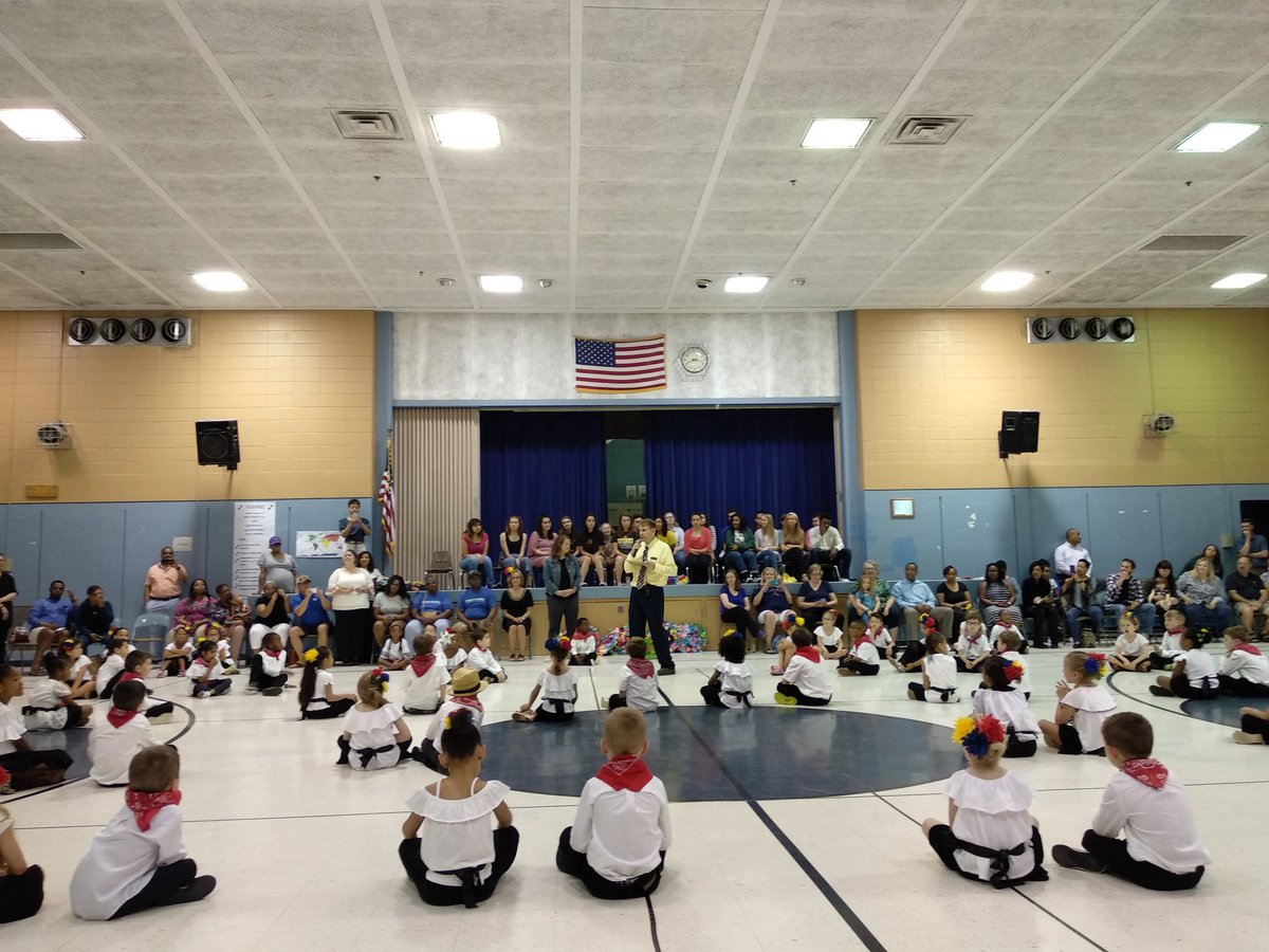 matoedtech's tweet photo. K students perform a Colombian dance in our monthly cultural celebration in front of families an BSHS Ss who graduate from Spanish Immersion Program. #SomosMaxwell https://t.co/pJIdYCUgVM