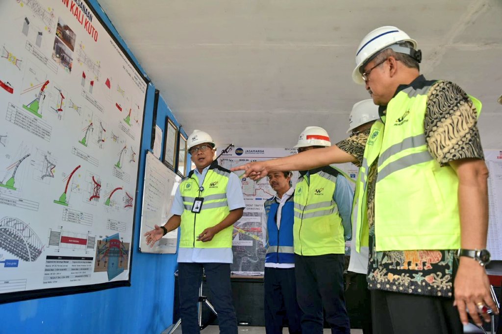 humasjateng's tweet photo. Pada arus mudik ini jalan tol dari Brexit-Semarang sepanjang 151 km sudah siap dilalui dan gratis.

Sebelum H-2 pemudik harus keluar dari Gringsing menuju jalan nasional sejauh 500 m kemudian kembali ke jalur tol karena jembatan Kali Kuto Batang baru fungsional H-2. https://t.co/dPoJfpklBW