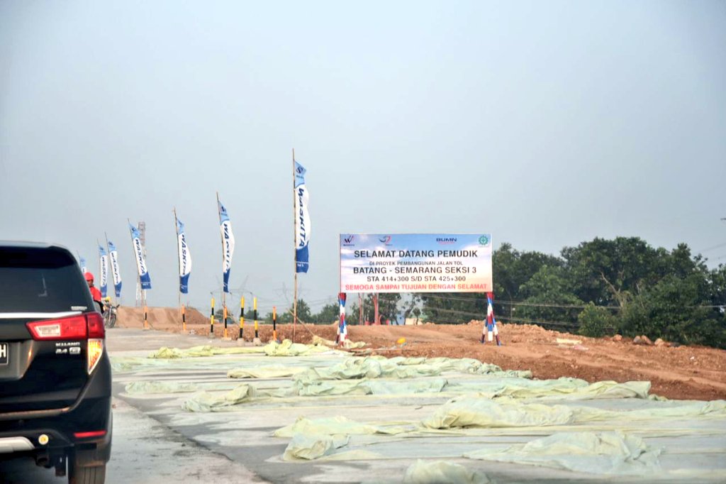 humasjateng's tweet photo. Pada arus mudik ini jalan tol dari Brexit-Semarang sepanjang 151 km sudah siap dilalui dan gratis.

Sebelum H-2 pemudik harus keluar dari Gringsing menuju jalan nasional sejauh 500 m kemudian kembali ke jalur tol karena jembatan Kali Kuto Batang baru fungsional H-2. https://t.co/dPoJfpklBW