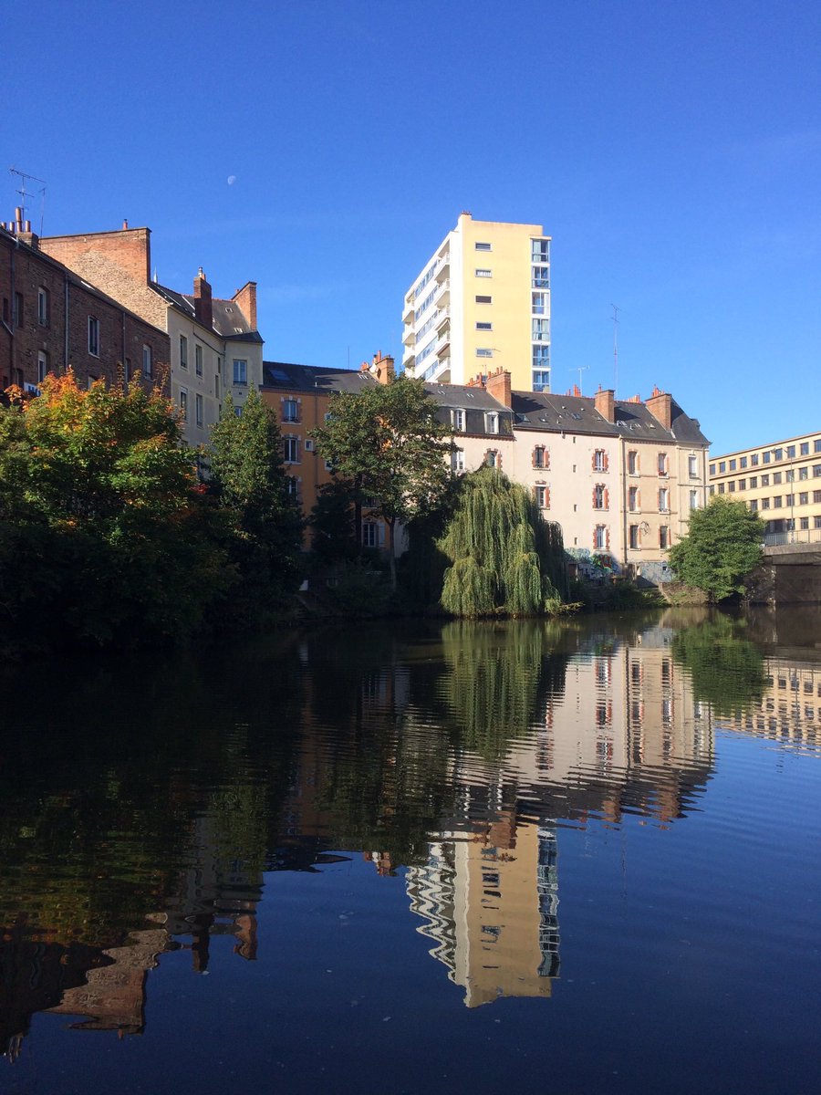 LaurentRiera's tweet photo. Le saviez-vous ? C'est au jeune Georges Maillols, qui construira les Horizons 20 ans plus tard, que l'on doit, dès 1950, le plus vieux "gratte-ciel" de #Rennes, sur le quai Richemond. Inspiré du mouvement Bahaus, l'immeuble reste étonnement moderne aujourd’hui #teamarchi https://t.co/gTZViulJXn
