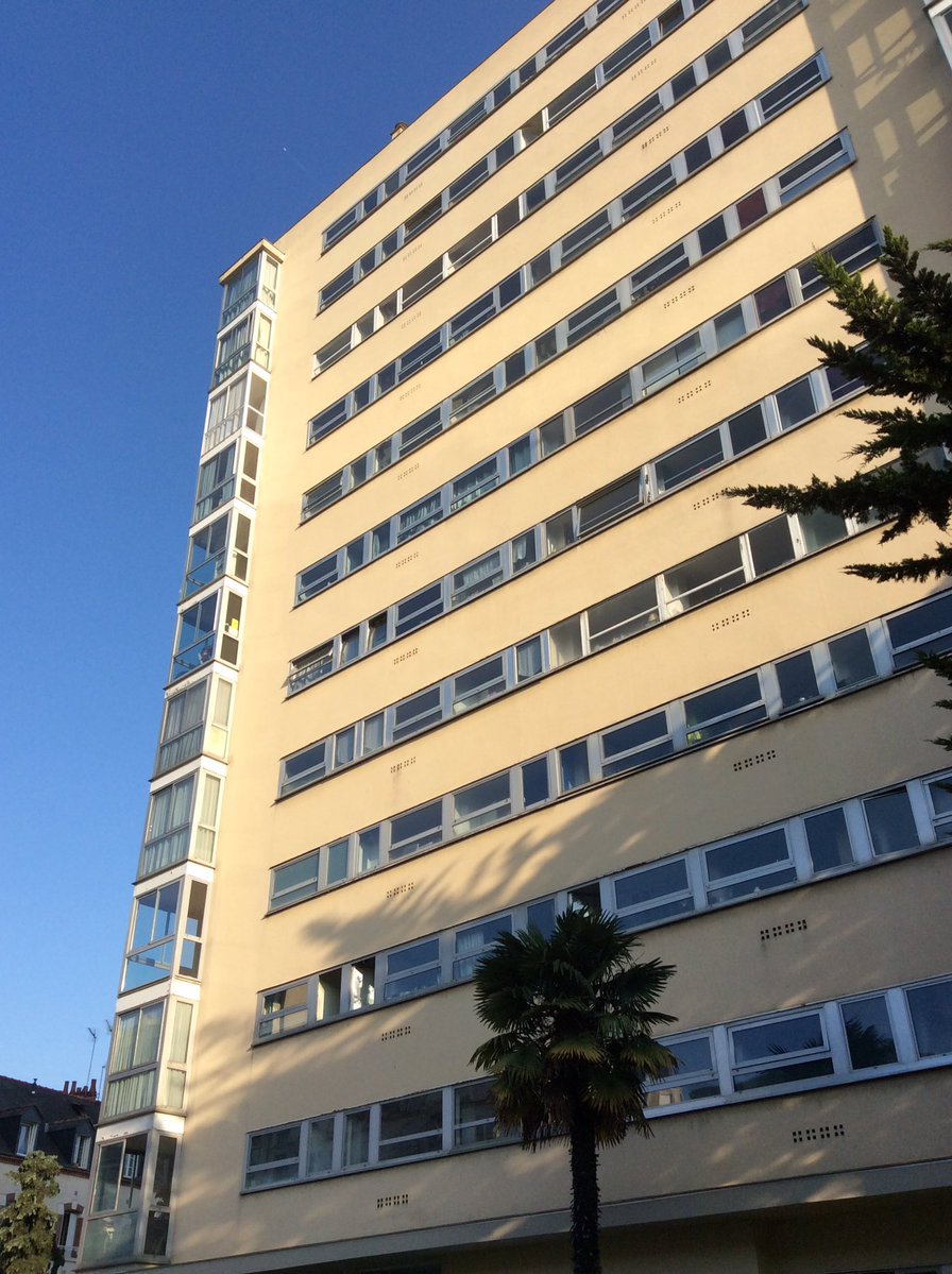 LaurentRiera's tweet photo. Le saviez-vous ? C'est au jeune Georges Maillols, qui construira les Horizons 20 ans plus tard, que l'on doit, dès 1950, le plus vieux "gratte-ciel" de #Rennes, sur le quai Richemond. Inspiré du mouvement Bahaus, l'immeuble reste étonnement moderne aujourd’hui #teamarchi https://t.co/gTZViulJXn