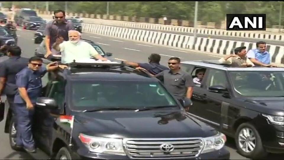 PM Modi’s victory road show 1 paisa reduction. #EkPaiseKiSarkar 👍👍😂😂