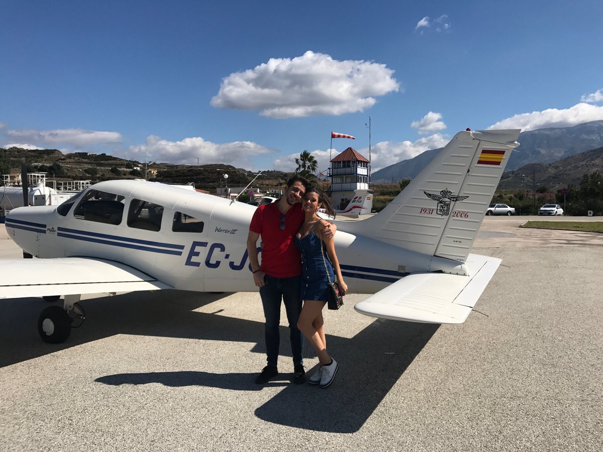 Anasmartin14's tweet photo. Gran experiencia en el Aeródromo de Velez-Málaga. La cara de @PabloBanderas_ al ver su sorpresa de cumple ha sido para grabarla y la mía al darme cuenta de que me ponía en sus manos para volar otro tanto.
@malaga aún intento asumir que bonita te ves desde aquí arriba. https://t.co/F8ILp2w7JQ