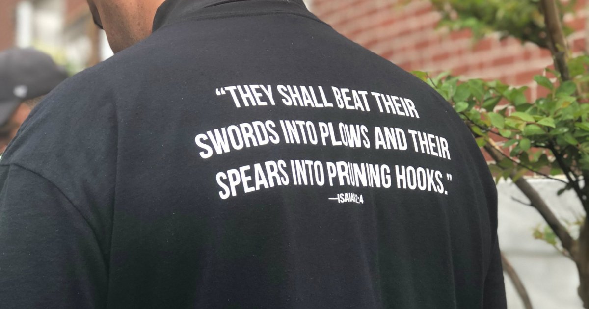 MotherJones's tweet photo. These evangelicals are turning AR-15s into garden hoes https://t.co/ELdeoXrXOs https://t.co/XxYy8T3Hya