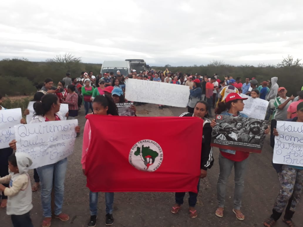 MST_Oficial's tweet photo. Em Pernambuco MST realiza bloqueio nas estradas em apoio a greve dos petroleiros.

#GreveDosPetroleiros https://t.co/lzo5chamF7