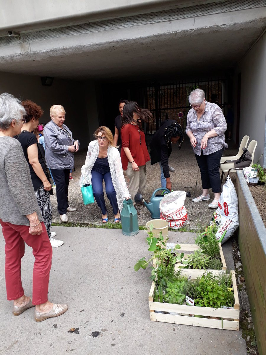 JerDup's tweet photo. Atelier replantation des jardinières sur Villa Urbana avec le comité de locataires et les habitants. @EstMetropoleHab #nouscesthabiter https://t.co/hOT5sbD5dz