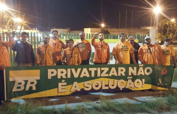DiarioPE's tweet photo. Petroleiros desafiam Justiça do Trabalho e iniciam greve em refinarias https://t.co/yp8VKLM70I https://t.co/x8kFh9XEVb