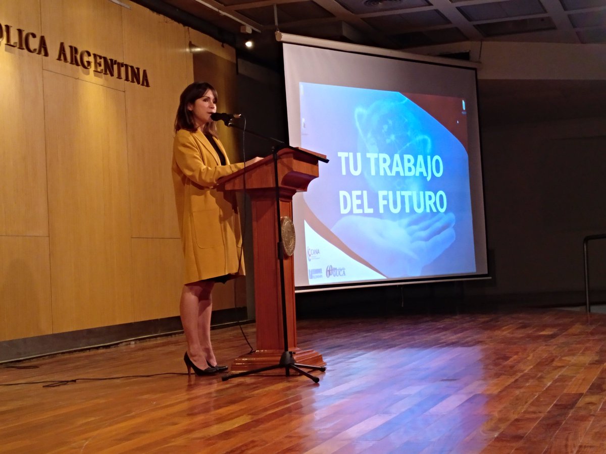CaroZaccato's tweet photo. Arrancamos #TTDF18 escuchando a Cecilia Aversa sobre la vocación de trabajar en el sector público @EF_Fellows #EFYouthLeaders https://t.co/pCh6gLhZA0
