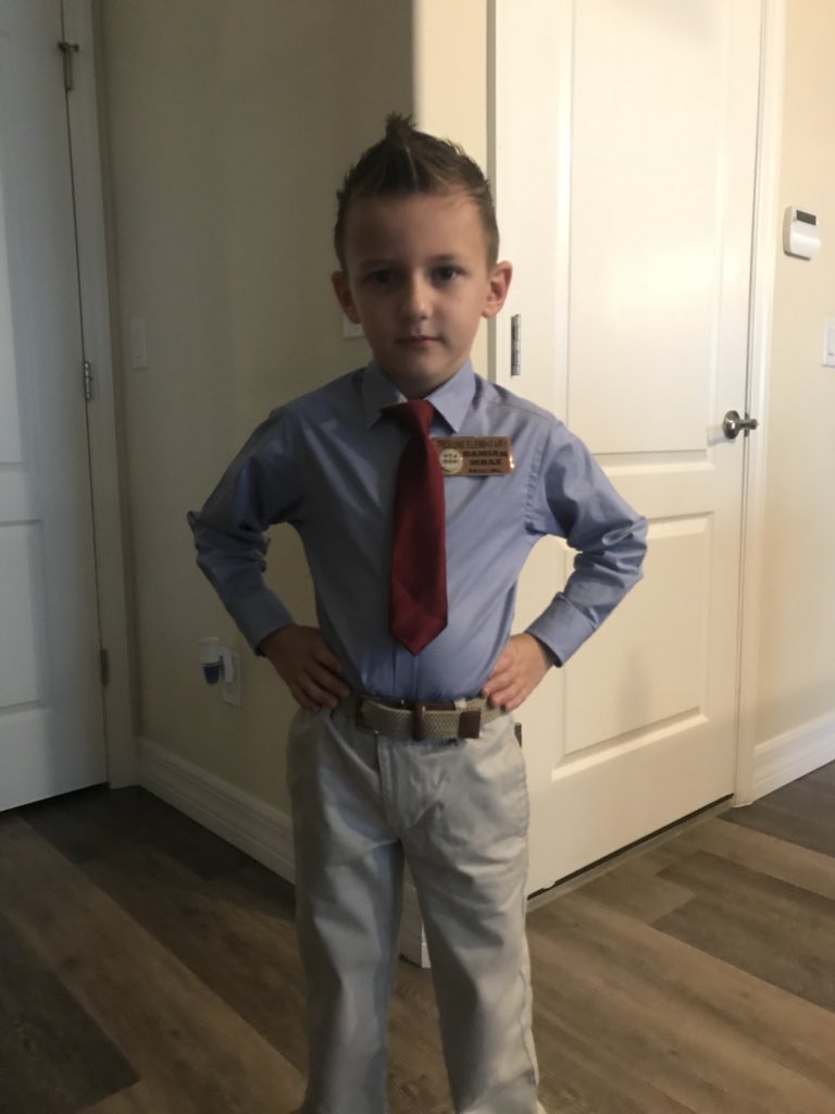 CrystalMraz's tweet photo. Career Day @TreelineES @PLDunbarMS @LeeSchools #FuturePrincipal #FutureLeader #LoveLeeSchools https://t.co/1SOuGQCFSB