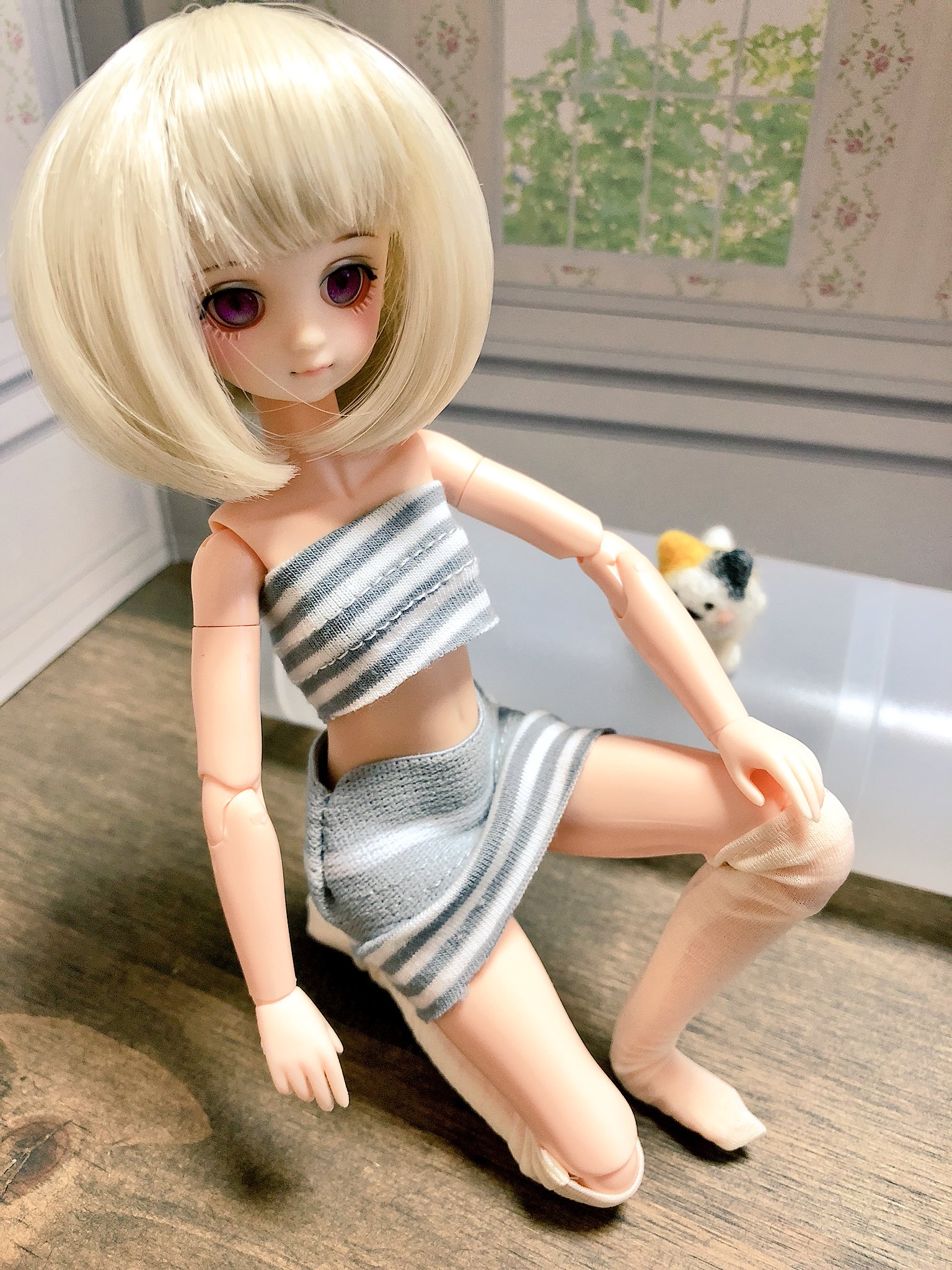 とりな オビツ22 あまむす 太ももはこんな感じです 1枚目 しかし さすがのオビツで ここまで支え無しで自立します 足はこんな感じ 2枚目 穿かせてるのはピュアニーモ用のタイツ とショーツのセット ぴったりです 寸法見てる限り ピュアニーモ