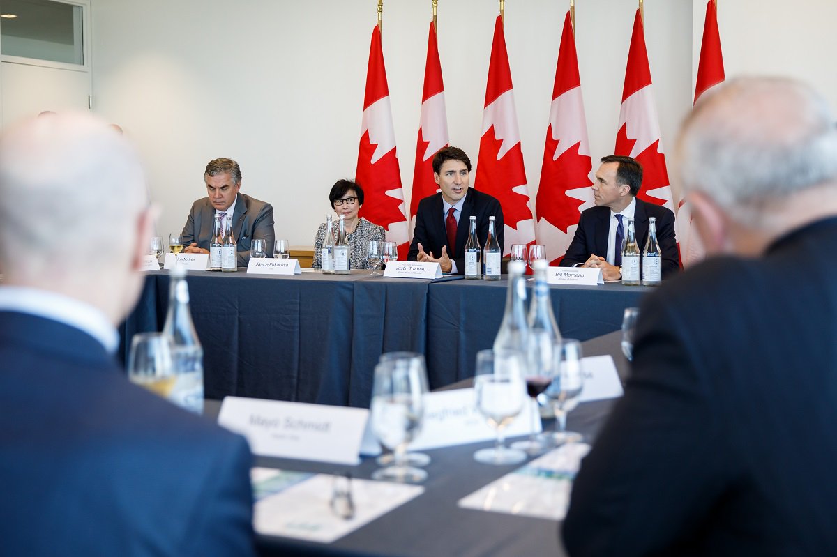 PMcanadien's tweet photo. Le premier ministre Justin Trudeau et le ministre Bill Morneau ont discuté avec des dirigeants d’entreprises au Sommet #CanInfra hier à Toronto. https://t.co/tY7Xcm8ns6