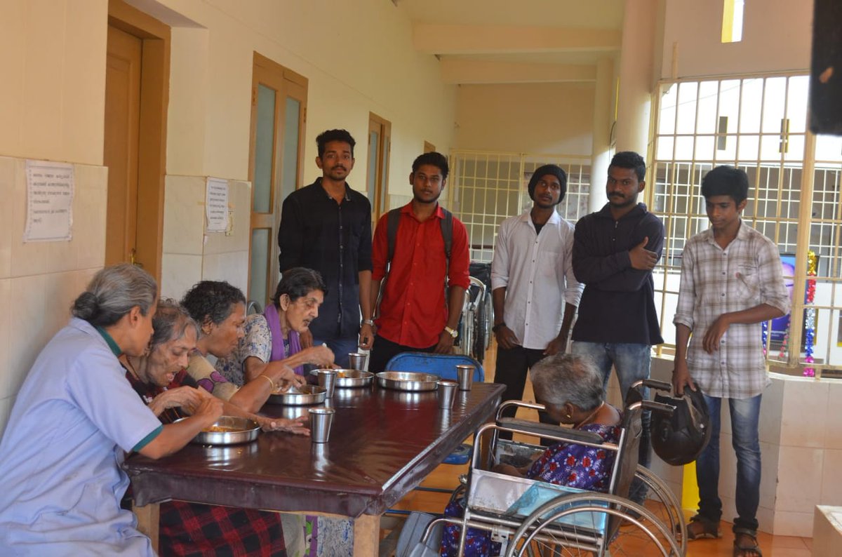 RIAZtheboss's tweet photo. @TheriNanbansKL, Conducted Welfare Under #KeralaOnlineVijayFans As Part Of #Thalapathy's 44th B'day Celebrations👏

Today #Vijay Fans Visited An Old Age Home, Spent Time With Them &amp; Distributed Food To Everyone👌

@actorvijay  😎🔥
@BussyAnand
@Jagadishbliss https://t.co/CL0WB1FLlS
