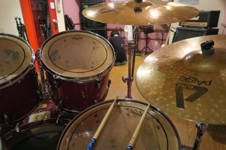 clematisholic's tweet photo. ドラムの影から我らがリーダーMANAシリーズ。正座してる準備してるのが可愛かったので激写です。
#まるまりん
#TOMOCAMERA
#他の人出したら怒られるかな https://t.co/dc2JqzBqbB