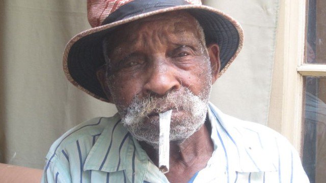 g1's tweet photo. Aos 114 anos, sul-africano candidato a homem mais velho do mundo quer parar de fumar https://t.co/llKKD9aUtP #G1 https://t.co/Fd3QbDUhOT