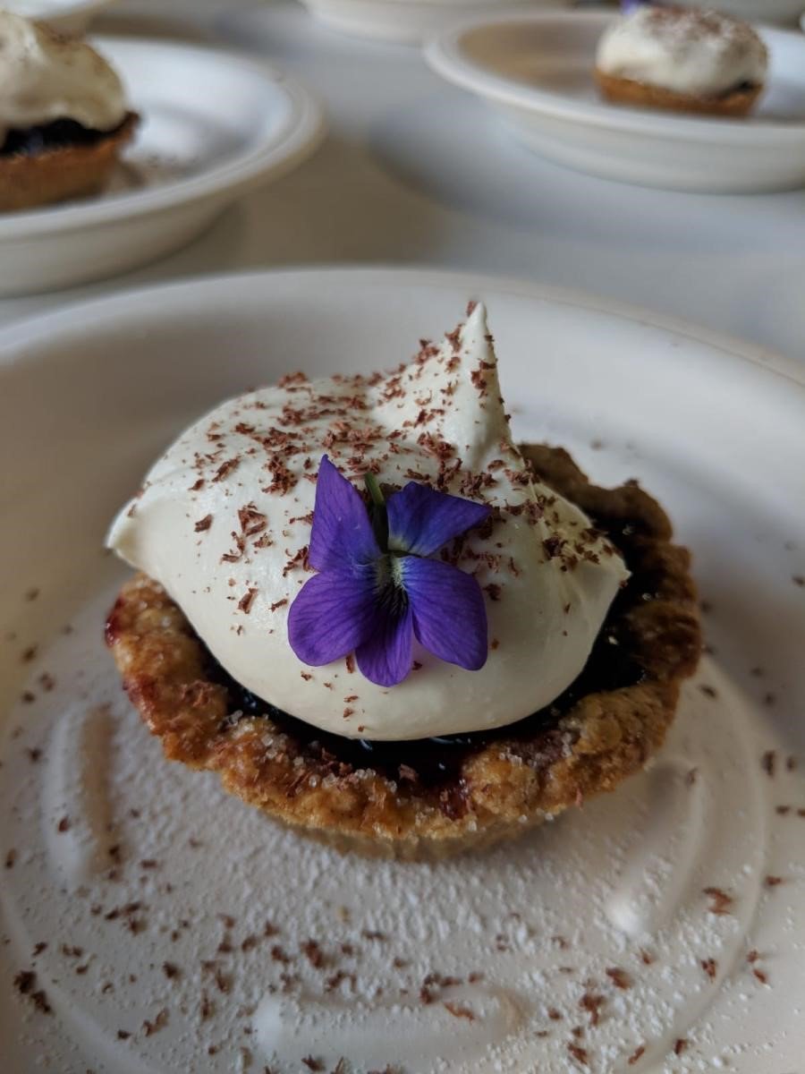 Gallimore's tweet photo. #WomenEmpoweringWomen โa special thank you to @ChefCharLangley for putting together an incredible team of all female chefs to raise funds to reduce food insecurityโour 100%BPI #CertifiedCompostable Square Plates & Bowls served up elegance for the 1st #GreasySpoonDiner in #Toronto https://t.co/cATMTeq3DP