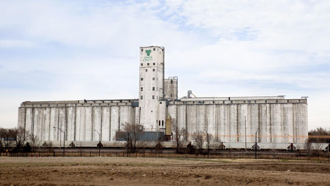 JournalStarNews's tweet photo. Local company Spreetail wants to cover a grain elevator in north Lincoln with artwork by area artists. What do you think? https://t.co/n4YxjoI5JC https://t.co/VZmD8KzEJC