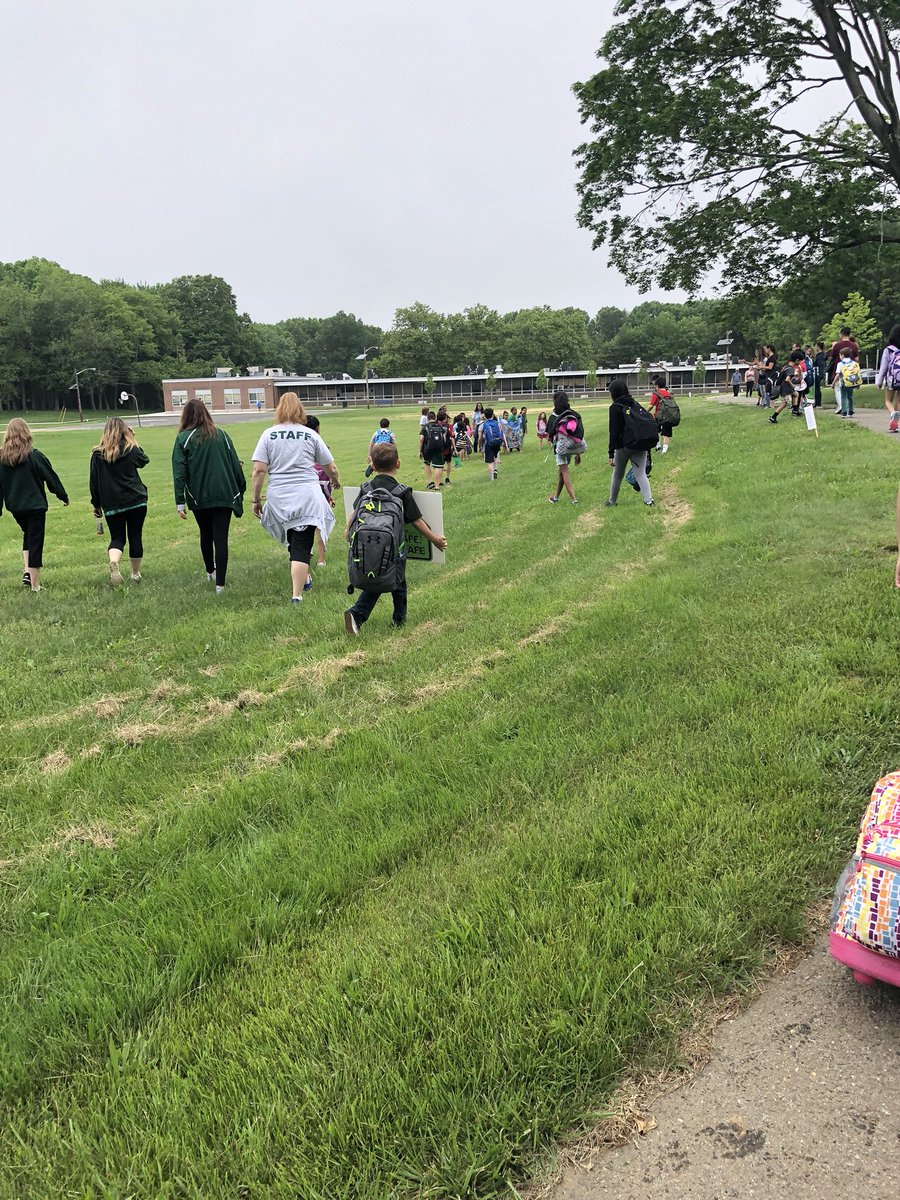 MsColgan1's tweet photo. #walktoschoolday #walkN’roll be a #walkstar #warnsdorfer https://t.co/C83DIbkw8Q