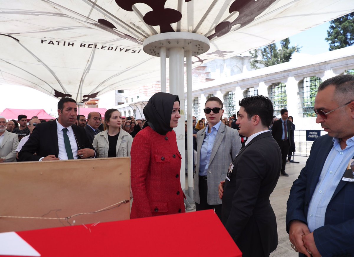 Bakanımız <a href="/drbetulsayan/">Dr.Betül Sayan Kaya 🇹🇷</a> ilim ve kültür dünyamızın iki büyük değeri, Prof. Dr. Semavi Eyice ve Prof. Dr. Osman Çataklı'nın cenaze törenine katıldı.