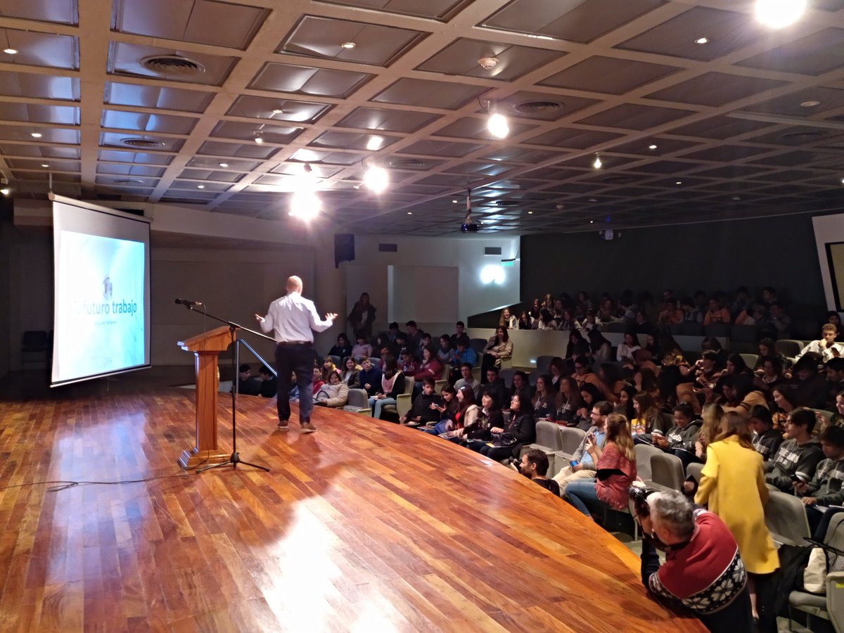 CaroZaccato's tweet photo. Ahora @melamedale interactuando con los participantes de #TTDF18 , a sala llena! @EF_Fellows #efjourney #EFYouthLeaders https://t.co/xyNhsZadIf