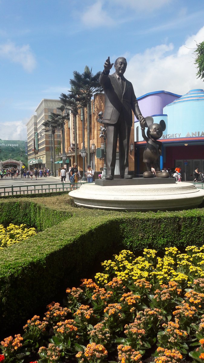 Knox_MFL's tweet photo. Today is Disneyland day! The sun is shining and we've already been on a few rides! Tower of Terror and Rock 'n' Roller Coaster are favourites so far! There have been some hilarious ride photos! #screamface #disney #sunshine #findmickey @knoxacademy https://t.co/Jp3NUusgQz