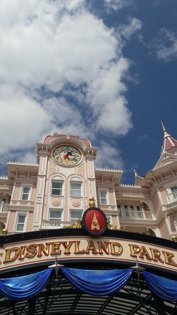 Knox_MFL's tweet photo. Today is Disneyland day! The sun is shining and we've already been on a few rides! Tower of Terror and Rock 'n' Roller Coaster are favourites so far! There have been some hilarious ride photos! #screamface #disney #sunshine #findmickey @knoxacademy https://t.co/Jp3NUusgQz