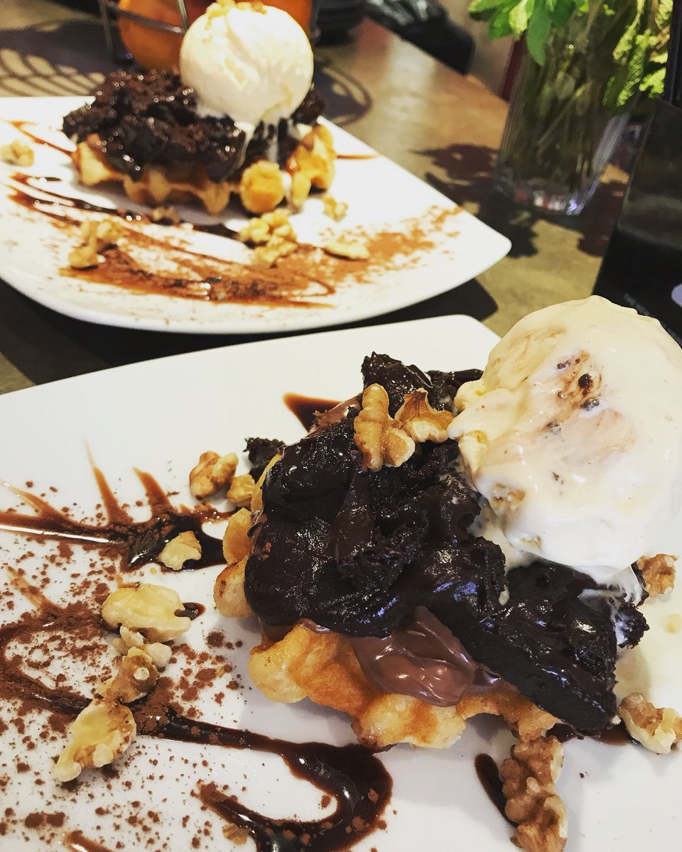Chocolate walnut waffles to complete your perfect meal. 💯
#sinful #gluteneverything #veganandglutenfree #pizzaislife #pizzayourway #pizzapasta #tufnellpark #kentishtown