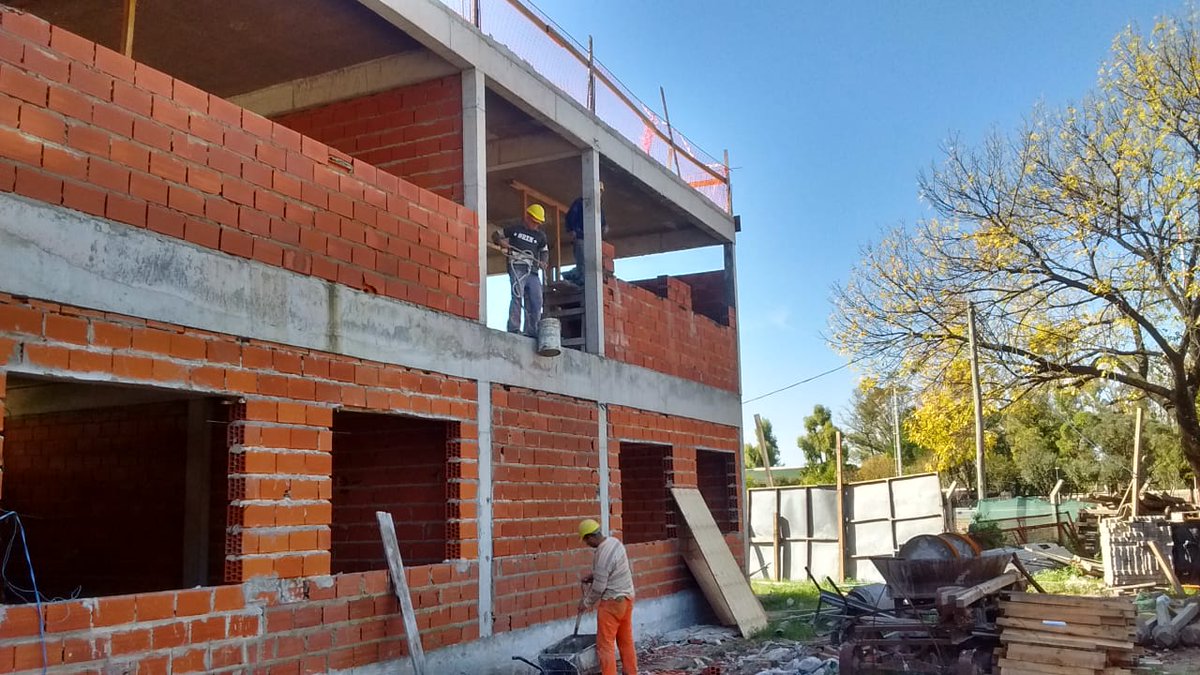 gestion_a's tweet photo. #AvanceDeObras 🚧Continuamos construyendo el nuevo edificio del Instituto Superior de Formación Docente Nº 101, de Villa Domínico
Tendrá 2300 m2 cubiertos, 10 aulas, SUM, talleres, espacios administrativos y otras comodidades para su comunidad educativa.
Inversión: $28.499.461,84 https://t.co/EwlbCoethh