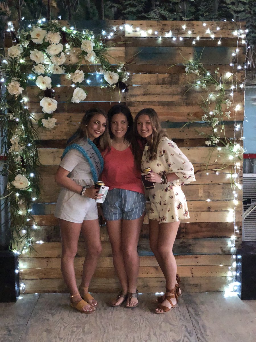 TheriotKaitlyn's tweet photo. Missing my people already!!!❤️❤️ #byebyehighschool #hellocollege https://t.co/zPGvcVJSJQ