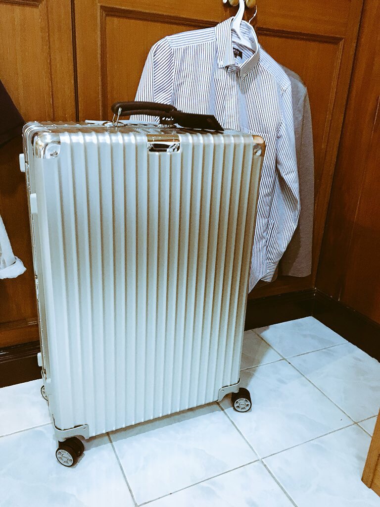 aizawacarrera's tweet photo. タイでの滞在も長くなり、荷物が多くなって来たので、帰国に向けて初めてリモワを購入しました。
クラシックフライトと言うモデルらしいけど、無骨で角ばっててレトロな感じがとても気に入りました!嬉しいな😊
#rimowa
#classicflight
#リモワ
#クラシックフライト https://t.co/FBtueA64R1