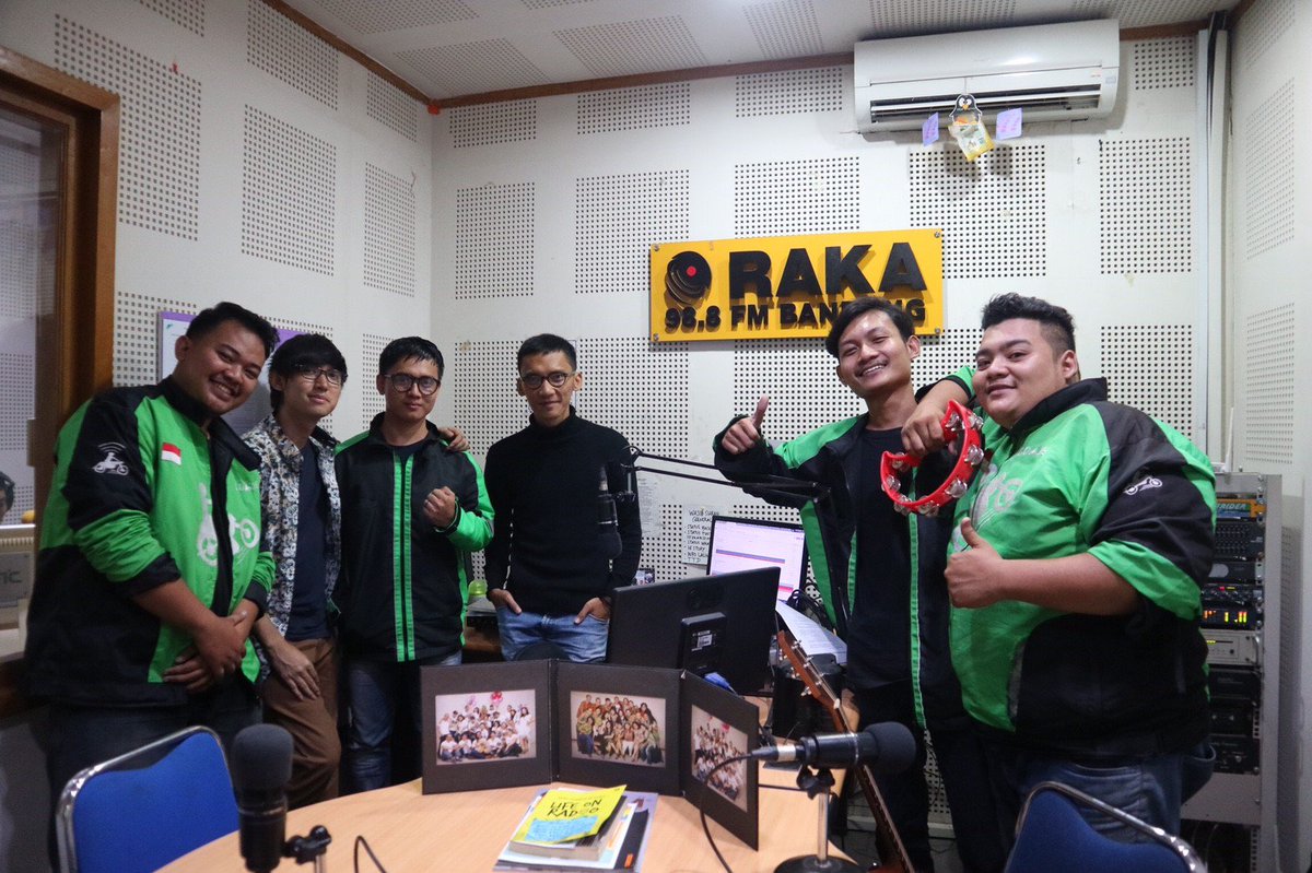 gengojol's tweet photo. Keseruan kita di @rakafmbandung barusan nih, gengs. Terima kasih Raka FM Bandung! 🙌

📸: @yessieltrivena https://t.co/9RCxLDSt8F