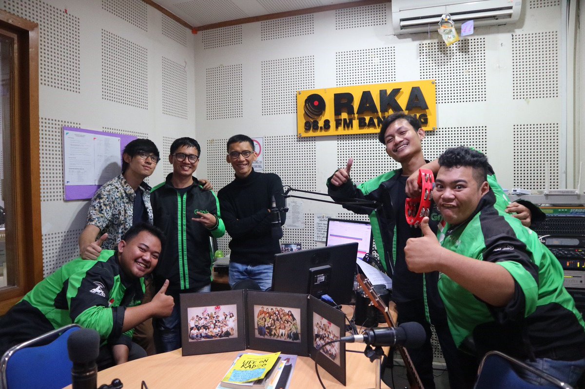 gengojol's tweet photo. Keseruan kita di @rakafmbandung barusan nih, gengs. Terima kasih Raka FM Bandung! 🙌

📸: @yessieltrivena https://t.co/9RCxLDSt8F