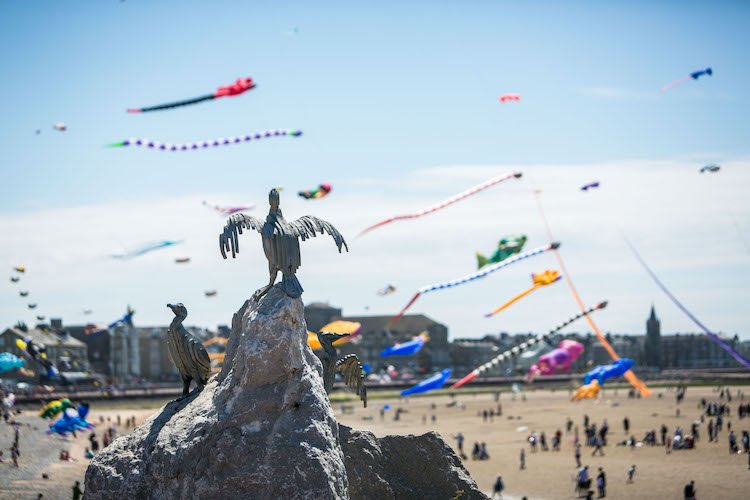 MoreMusic1's tweet photo. Join us on Morecambe Promenade on Sat 23 &amp; Sun 24 June from 12 - 5pm for a free festival of kites, live music and fun!

Entertainment across the weekend includes the North West's NuJazz Collective and family favourite, The Imaginarium.

#CTW2018

https://t.co/Lh8rjcrzJz https://t.co/8rdGrQ8TN4