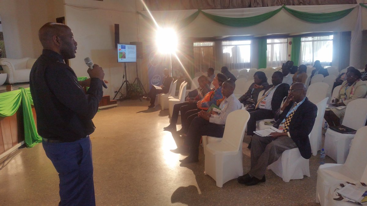 Key Note presentation <a href="/wilfredoluoch/">Wilfred Oluoch</a> of <a href="/FAOKenya/">FAO in Kenya</a> on the topic Improved awereness and information dissemination in agriculture @smartfarmer_Mag <a href="/kalromkulima/">KALRO</a>
<a href="/akuku_boakuku/">Boniface Akuku</a> #AgricTechTalkKE #DigitalFarmer