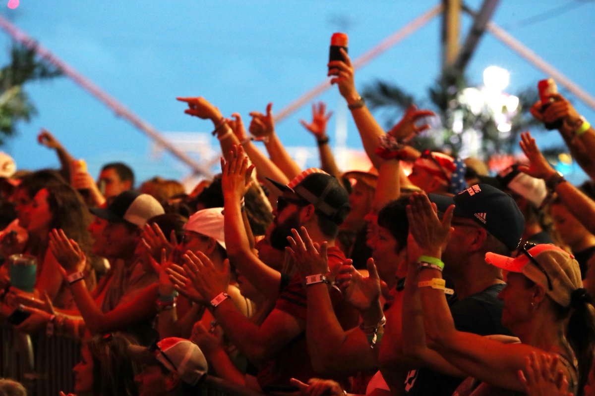 Look back on an amazing weekend filled with country music in the DAYTONA infield at the #Country500!

📸: facebook.com/media/set/?set…