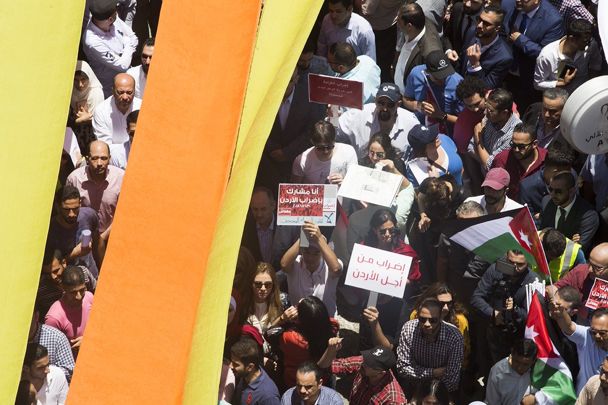 VentureJO's tweet photo. Thirty three associations and unions held a strike against the government's draft income tax law stating that the effects of this law will be detrimental.   

 #ضريبة_الدخل #إضراب_الأردن #اضراب_الاربعاء #مجمع_النقابات https://t.co/BFWSrCN3mH