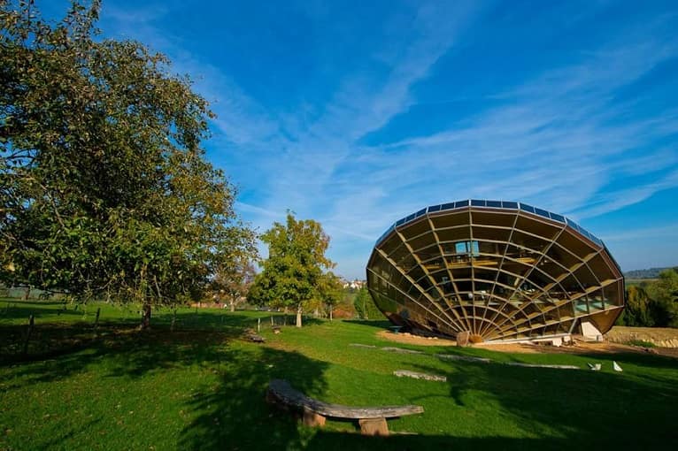 ConstruPrisma's tweet photo. Viviendas Ecológicas

Esta vivienda sostenible tan peculiar es una vivienda giratoria que se encuentra en el este de Francia (más concretamente en Alsacia) y tiene un diseño bioclimático muy eficiente. 

Hay paneles solares sobre la vivienda, idóneamente colocados en la cúpula. https://t.co/DikBzkKpH0