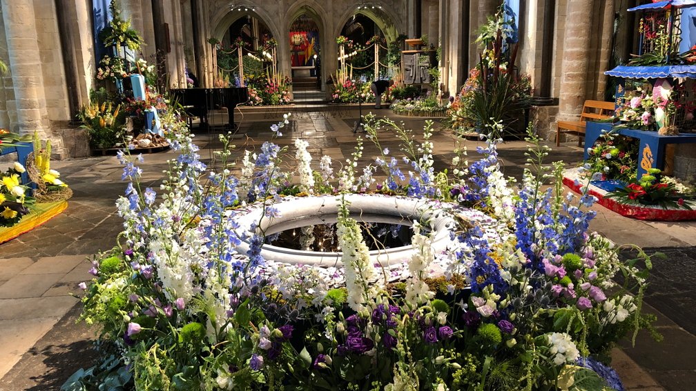 Spectacular displays in @ChiCathedral ahead of the opening of the #FestivalofFlowers. @Chiobserver @ChichesterHr @ChichesterBID @LoveWhereULive2 @Discover_Chi @ChichesterDC 
@BBCSouthNews