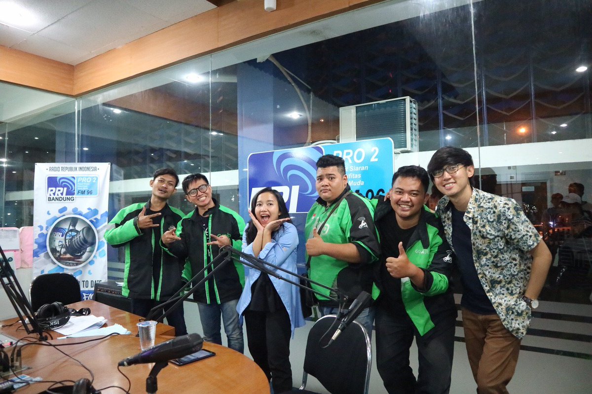 gengojol's tweet photo. Sekarang kita lagi ada di @pro2bdg nih, gengs! Yuk ikutin keseruan kita terus. Terima kasih @pro2bdg, top deh!

📸: @yessieltrivena https://t.co/GNtz0Xz1Rk
