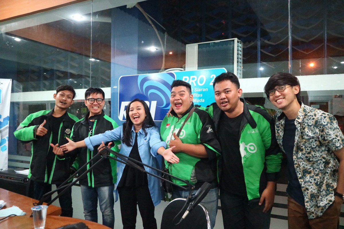 gengojol's tweet photo. Sekarang kita lagi ada di @pro2bdg nih, gengs! Yuk ikutin keseruan kita terus. Terima kasih @pro2bdg, top deh!

📸: @yessieltrivena https://t.co/GNtz0Xz1Rk