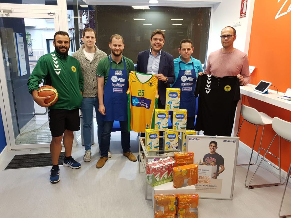 Allianz_es's tweet photo. El @AtlTomelloso pone su granito de arena en nuestra campaña de recogida de alimentos #CallemoselHambre. https://t.co/oXCfF4AYFE ¡Gracias! Vía @Lanzadigital #lapsforlife93 https://t.co/Y7D8lajMWG