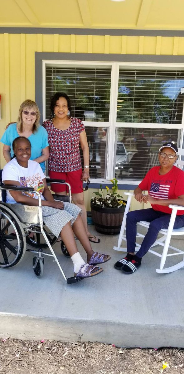 JackiGuilford's tweet photo. Craft day at Watterson Lakeview #CreatingSmiles #LiveMillennia #LoveMillennia @MillenniaCo @FrankTSinito https://t.co/2anbmxbEZx
