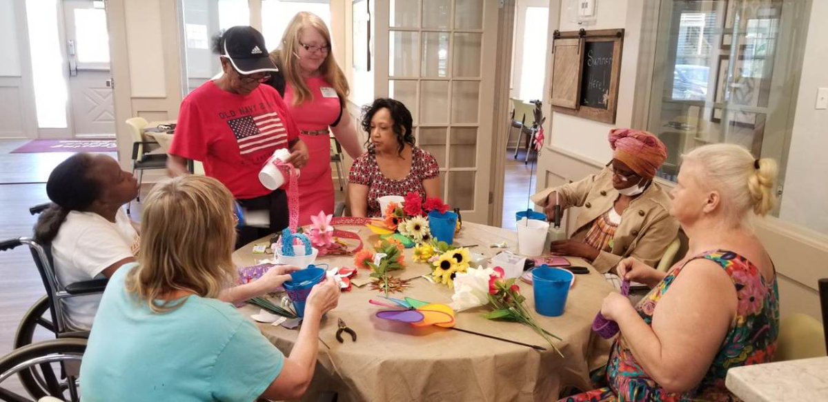 JackiGuilford's tweet photo. Craft day at Watterson Lakeview #CreatingSmiles #LiveMillennia #LoveMillennia @MillenniaCo @FrankTSinito https://t.co/2anbmxbEZx