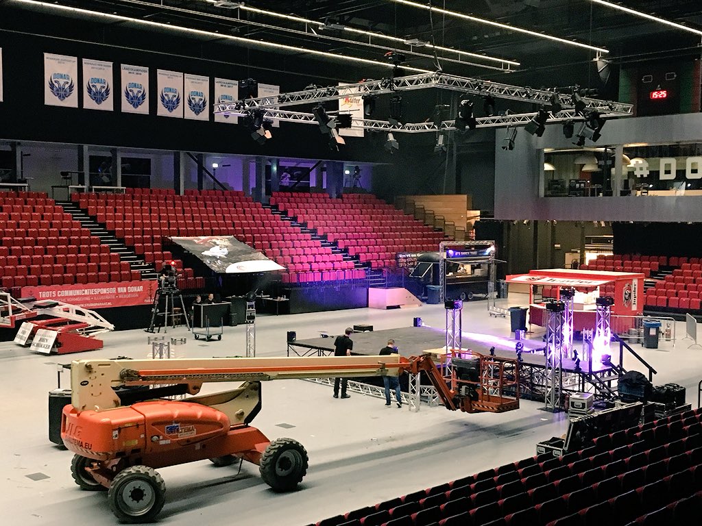 Donar_Official's tweet photo. Voorbereidingen voor het kampioensfeest in MartiniPlaza! Iedereen is vanaf 19:00 uur van harte welkom! Na huldiging groot feest met Melrose en DJ Arnoud! Toegang gratis! De spelers en staff verdienen voor de laatste keer dit seizoen weer een vol MartiniPlaza! #together #Donar https://t.co/VSKJzqpXn3