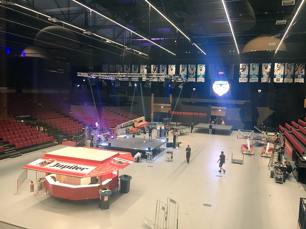 Donar_Official's tweet photo. Voorbereidingen voor het kampioensfeest in MartiniPlaza! Iedereen is vanaf 19:00 uur van harte welkom! Na huldiging groot feest met Melrose en DJ Arnoud! Toegang gratis! De spelers en staff verdienen voor de laatste keer dit seizoen weer een vol MartiniPlaza! #together #Donar https://t.co/VSKJzqpXn3