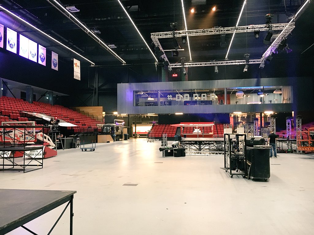 Voorbereidingen voor het kampioensfeest in MartiniPlaza! Iedereen is vanaf 19:00 uur van harte welkom! Na huldiging groot feest met Melrose en DJ Arnoud! Toegang gratis! De spelers en staff verdienen voor de laatste keer dit seizoen weer een vol MartiniPlaza! #together #Donar